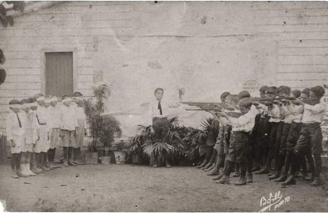 Photo Courtesy: The Monacelli Press) Una representación escolar (aproximadamente de 1910) de un suceso que tuvo lugar en Cuba el 27 de noviembre de 1871. Ocho estudiantes de medicina, de entre 16 y 19 años, fueron ejecutados por las autoridades coloniales españolas por protestar contra los abusos de España. 