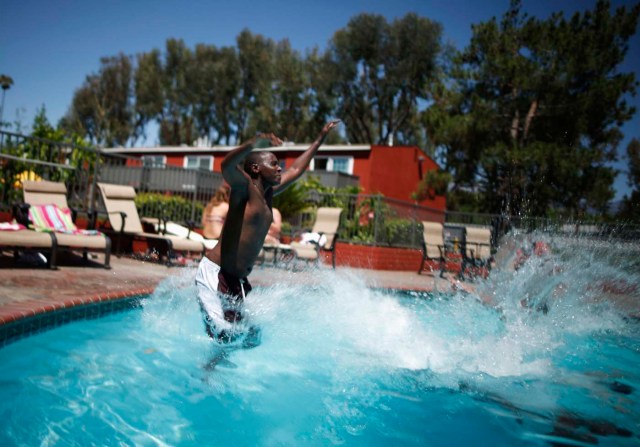  Patrick Manyika, 33 años, de Rwanda salta en una piscina en Redlands, California (Foto Reuters) 