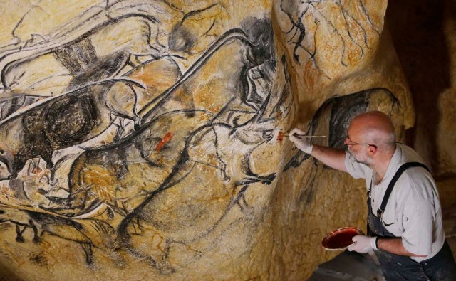 Artista francés Gilles Tosello trabaja en reproducciones a escala real de pinturas al fresco en su taller de Toulouse  (Foto Reuters Regis Duvignau)