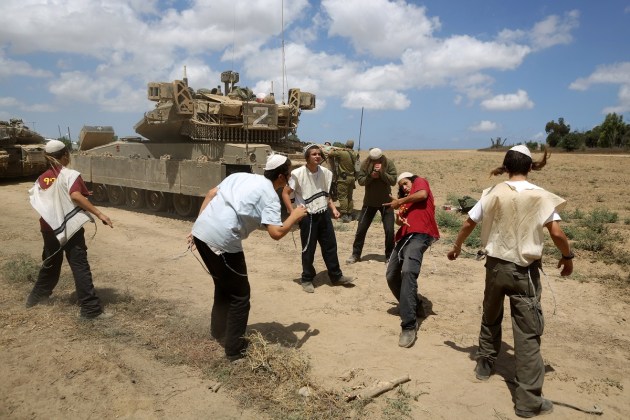 Judío ortodoxos bailan para apoyar las tropas israelíes (Foto / AFP)
