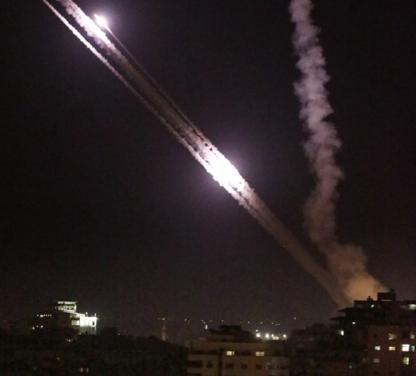 Misiles palestinos son lanzados desde Gaza a Israel (Foto: AFP)