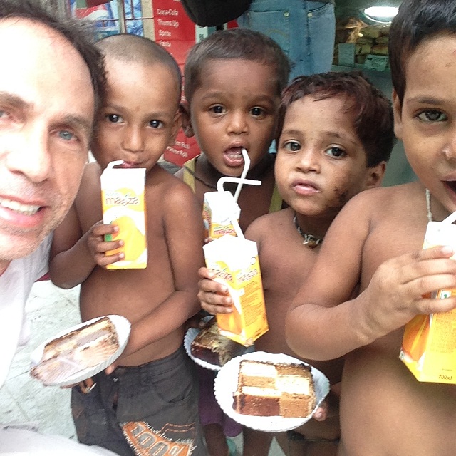 Compartiendo unos jugos y tortas con unos niños indios. Los niños son el tesoro de cualquier país