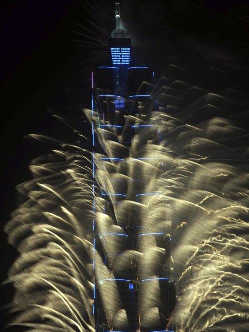Fuegos artificiales ante el rascacielos Taipei 101 para dar la bienvenida al año nuevo, en la Nochevieja de hoy, miércoles 31 de diciembre de 2014, en Taipei, Taiwán. EFE/Henry Lin