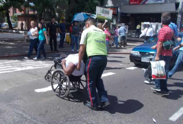 Paró-el-tráfico-para-exigir-que-le-dieran-una-silla-de-ruedas