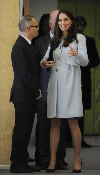 La duquesa Catalina (d) de Cambridge, inaugura la Kensington Aldridge Academy en Londres, Reino Unido, hoy, 19 de enero de 2015. Los duques de Cambridge esperan a su segundo hijo para el próximo mes de abril. EFE/FACUNDO ARRIZABALAGA