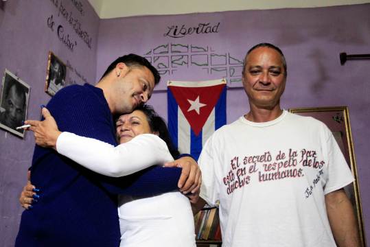 Foto: Una pareja, miembros de un grupo disidente, se reecuentran con su hijo luego de ser liberados en La Havana, 8 enero, 2015. Uno de los más prominentes grupos disidentes de Cuba dijo el viernes que 36 activistas de oposición han sido liberados en los últimos dos días como parte de un acuerdo para restablecer las relaciones diplomáticas entre La Habana y Washington, anunciado el mes pasado / Reuters