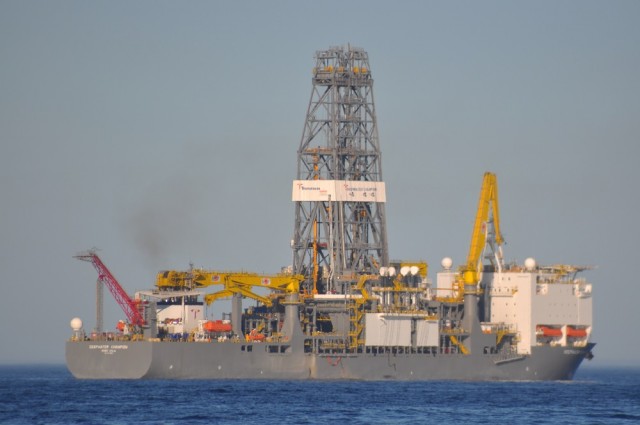El imponente taladro marítimo Deepwater Champiom, contratado por ExxonMobil y ahora compartido con Shell, explora grandes bolsones de hidrocarburos que están por descubrirse.