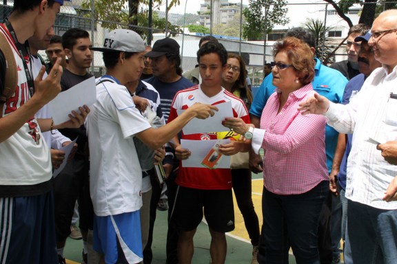 Helen Fernández entrega Canchas en San Pedro