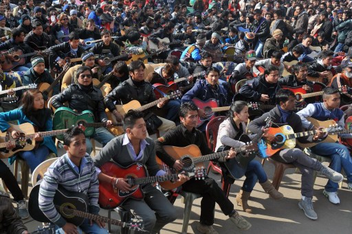 600 guitarristas tocan “Imagine” en memoria de joven violada en India (Fotos)
