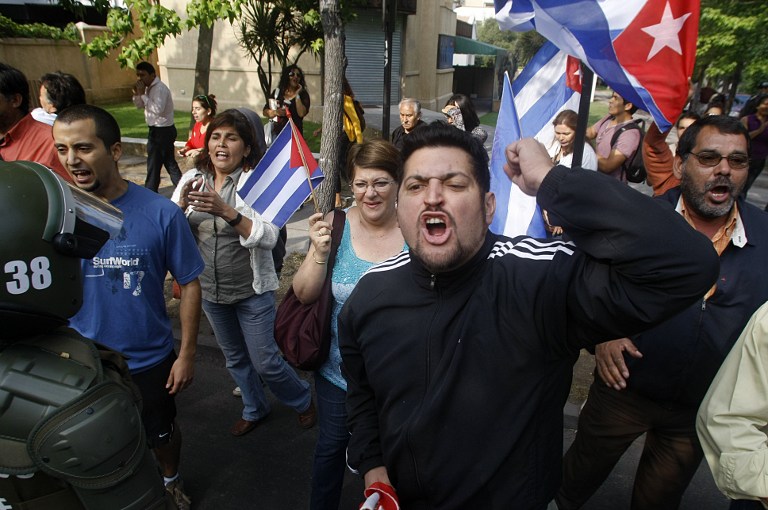 Protestas a favor y en contra del régimen cubano antes del arribo de Raúl Castro a Chile
