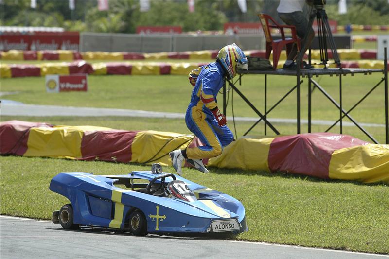 Subastan traje de Fernando Alonso (Foto)