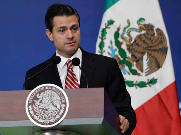 Peña Nieto promete aclarar explosión en sede de Pemex en homenaje a víctimas