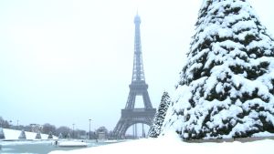 La nieve cubre París (Video)