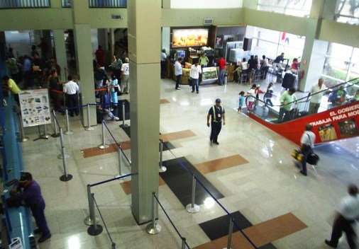 Comerciantes del aeropuerto Santiago Mariño en crisis