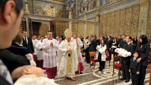 Benedicto XVI bautiza a veinte niños en la Capilla Sixtina del Vaticano