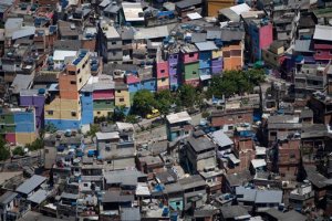 Más de 1.500 policías y militares ocupan favelas cerca del aeropuerto de Rio