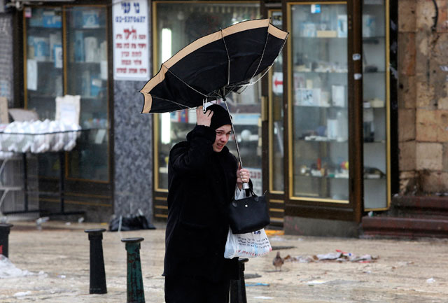 Israel paralizado por el peor temporal desde hace una década