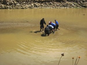 Hallan muertos a dos obreros arrastrados por un río en Bolivia