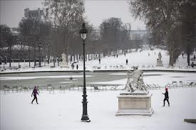 Cancelan 650 vuelos en París por la nieve