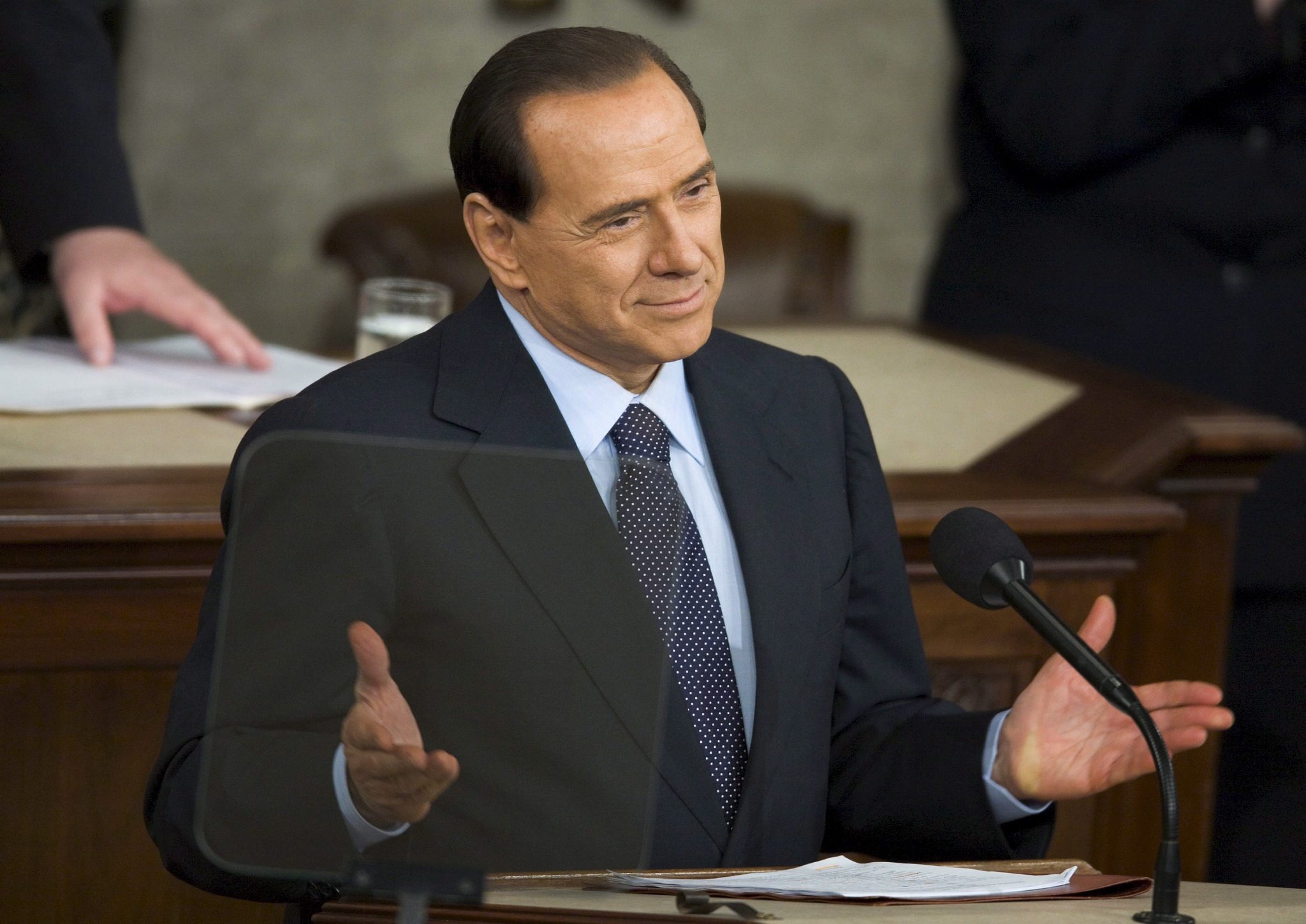 Berlusconi insinua que sería tan buen Papa como Francisco
