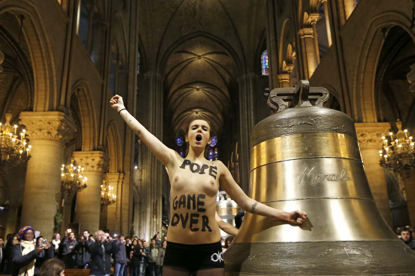 Feministas en topless festejan en Notre Dame la partida de Benedicto XVI (Fotos)