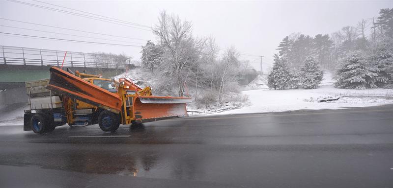 Nieve y fuertes vientos paralizan el noreste de Estados Unidos (Fotos)