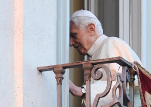Sacerdote italiano quema foto de Benedicto XVI durante la misa por renunciar