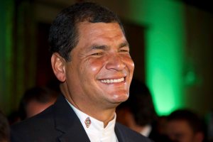 Correa dedicó su victoria a Chávez
