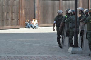 Guardia Nacional rodea a jóvenes encadenados frente al TSJ (FOTOS)