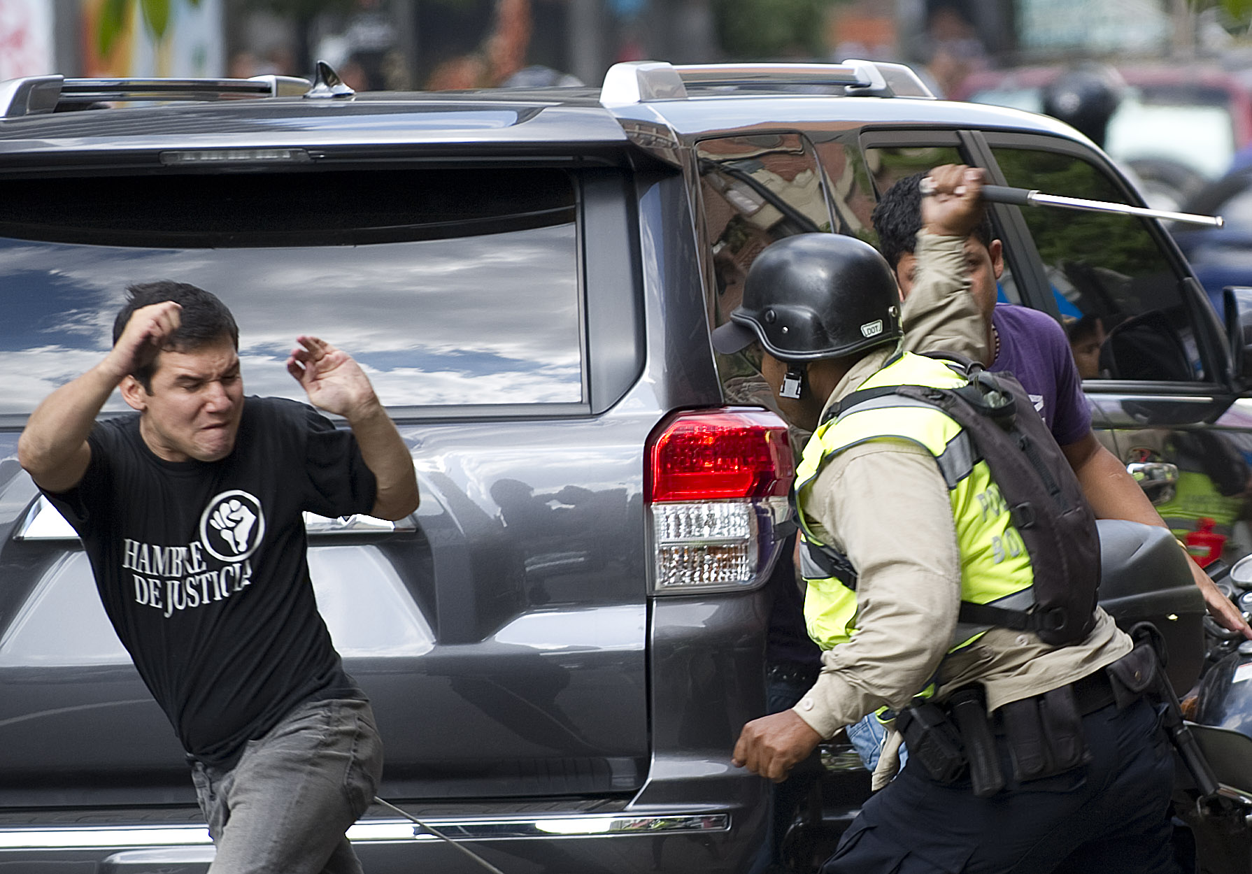 “Peinilla para el estudiante”… impresionante foto de Venezuela que da vueltas al mundo