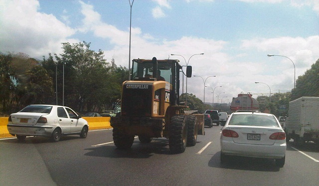 Tranquilazo, este shovel del gobierno circula por la autopista Francisco Fajardo (fotos)