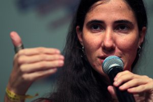 Yoani Sánchez: La muerte de Chávez provoca preocupación y esperanza en Cuba