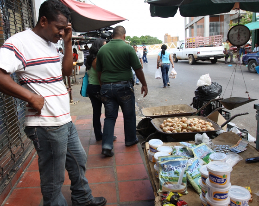 Buhoneros hacen “su agosto” ante escasez de alimentos