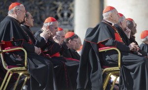 Cardenales se reúnen mañana para preparar un cónclave sin candidato fuerte
