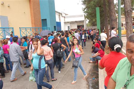 Compra de productos escasos generó caos en Puerto La Cruz