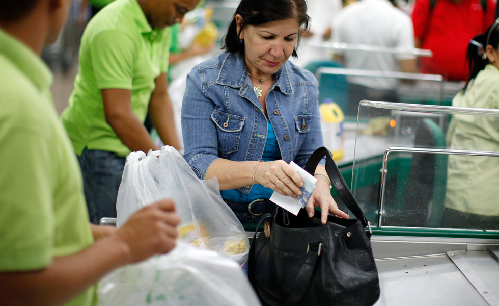 Venezolanos apuran sus compras tras devaluación del bolívar
