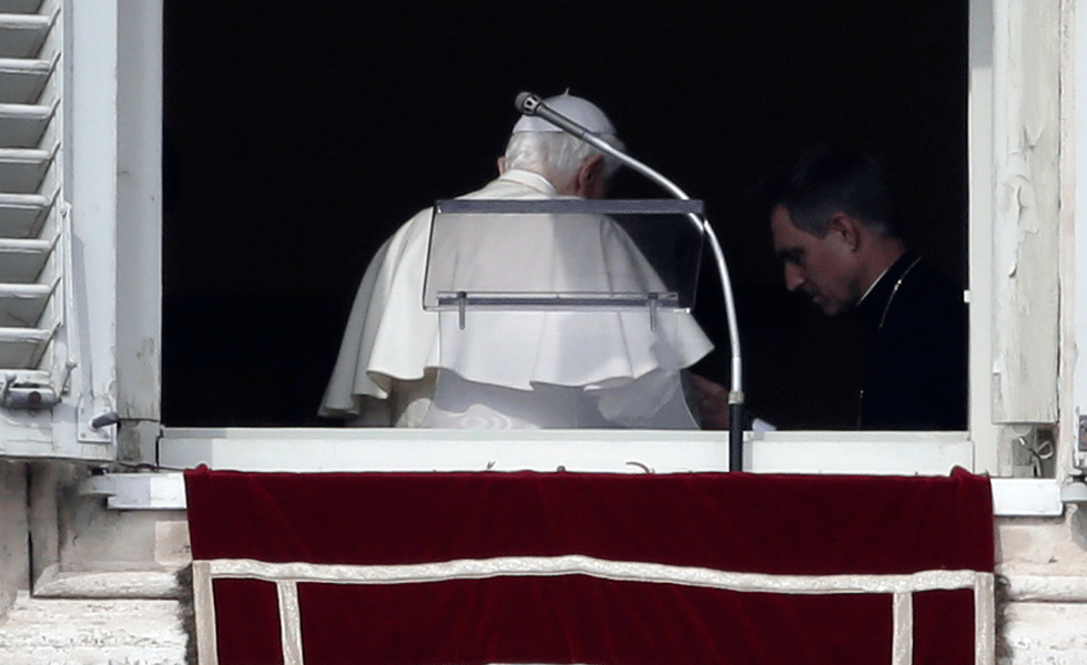 Benedicto XVI, un Papa enfermo y abrumado que se retira para refugiarse en la oración