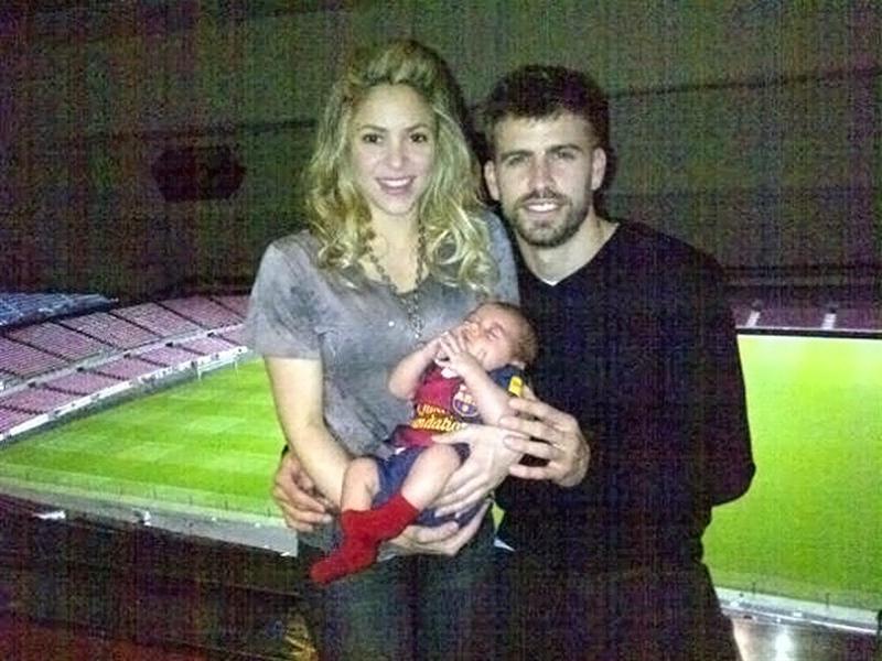 Con minicamiseta del Barça visten a hijo de Shakira y Piqué (FOTO)