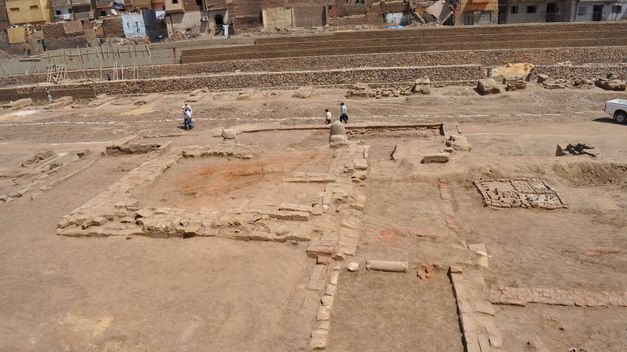 Hallan estatuas de más de tres mil años de la diosa de la guerra en Luxor