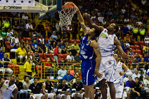 Juegos de baloncesto se reanudan este martes