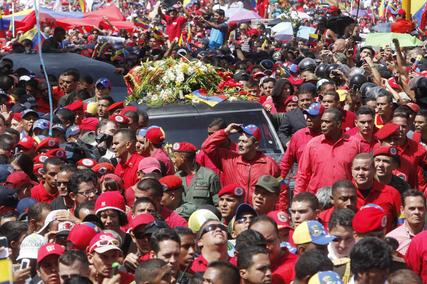 Seguidores de Chávez llenan su féretro de objetos simbólicos durante 7 horas de recorrido (FOTOS)