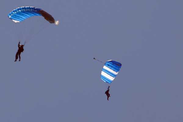 Dos hombres mueren al saltar en paracaídas