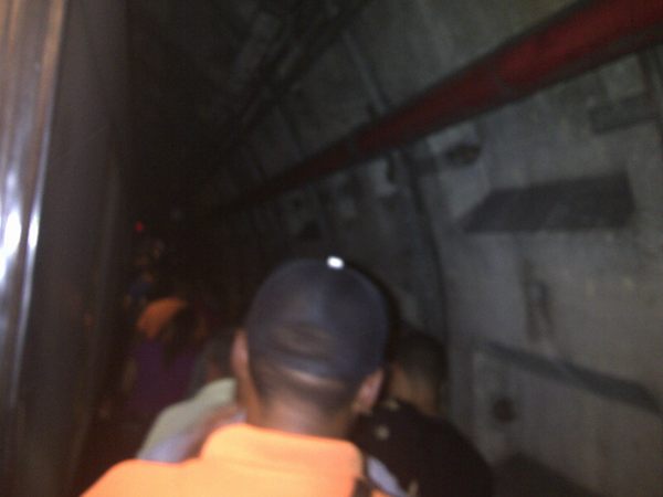 CAOS en el Metro: Reportan falla eléctrica en la Línea 2 (FOTO)