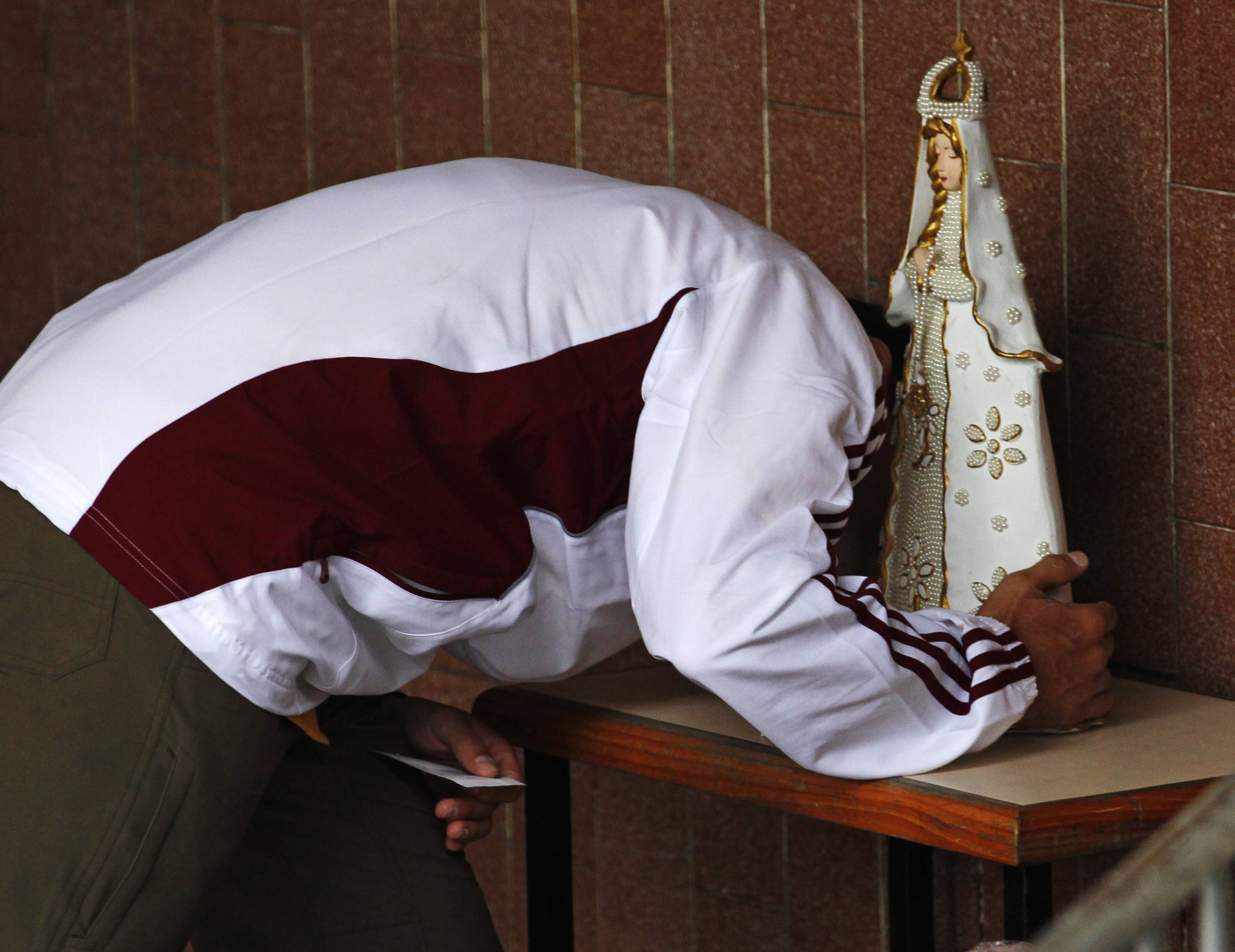 Capriles a los pies de la Virgen luego de votar (Foto)