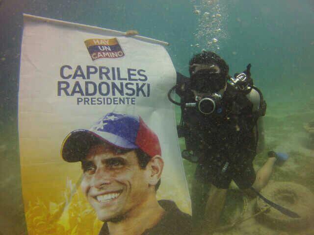 Capriles se lanzó al agua (Foto)