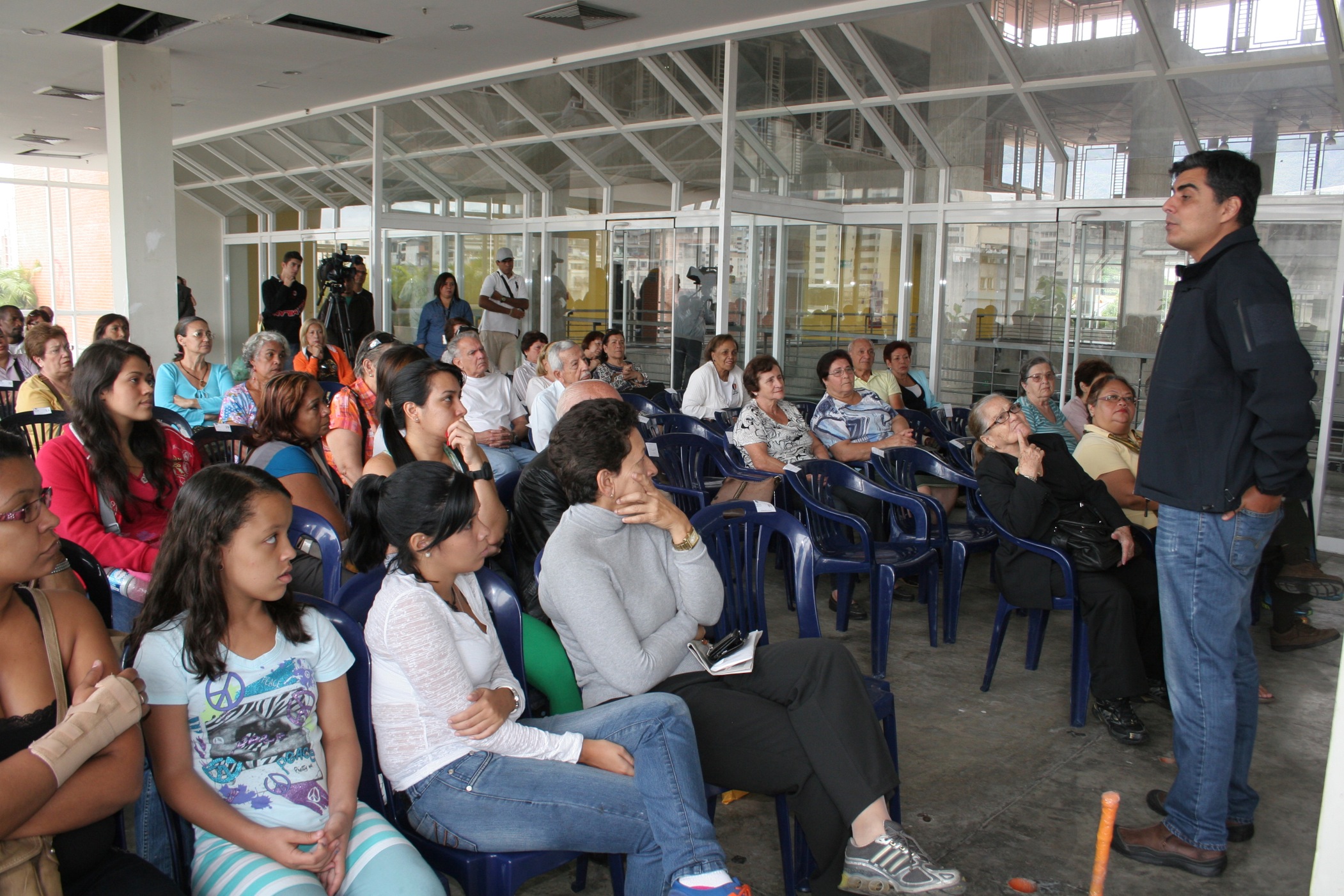 Emilio Graterón entregó 40 nuevas pólizas para la juventud prolongada