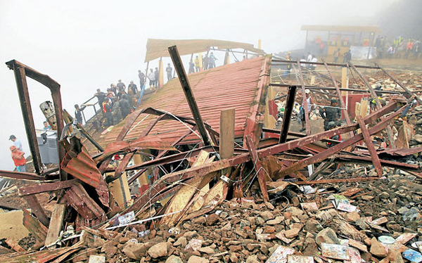 Sepultadas al menos trece personas tras derrumbe en Ecuador