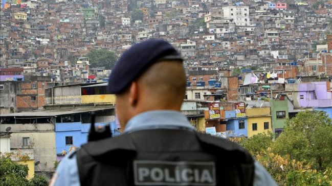 Dos agentes, un ladrón, su víctima y un testigo mueren en accidente