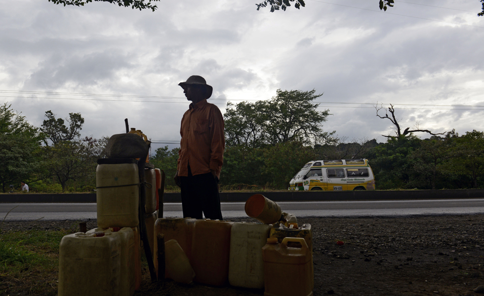 Colombia y Venezuela acuerdan aumento del precio del combustible en frontera
