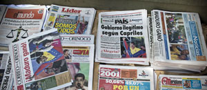 Venezolanos ven cabizbajos las portadas de la prensa este lunes (Fotos)